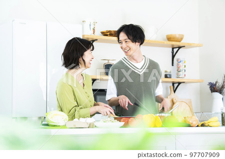 年輕夫婦做飯 年輕夫婦做飯 97707909