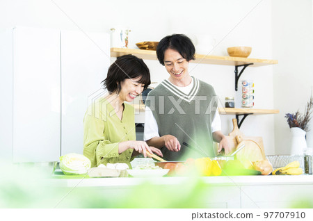 young couple cooking 97707910