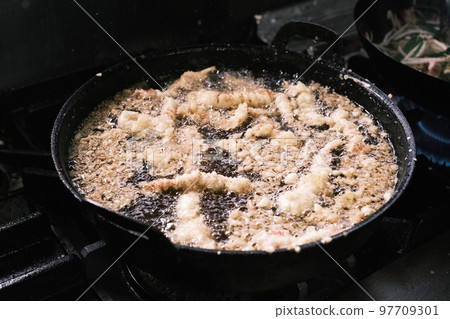 Geso-ten at a soba restaurant, tempura being fried 97709301