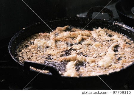 Geso-ten at a soba restaurant, tempura being fried 97709310
