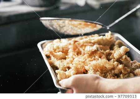 Geso-ten at a soba restaurant, tempura being fried 97709313