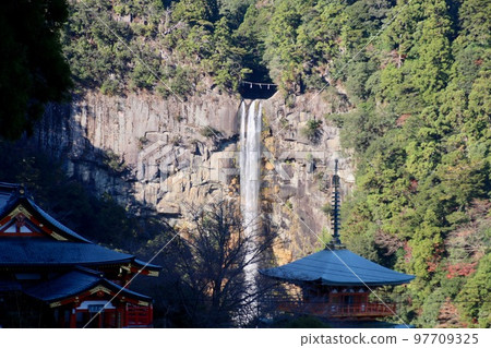 熊野那智大社和那智瀑布(和歌山縣那智勝浦町) 熊野那智大社和那智瀑布(和歌山縣那智勝浦町) 97709325