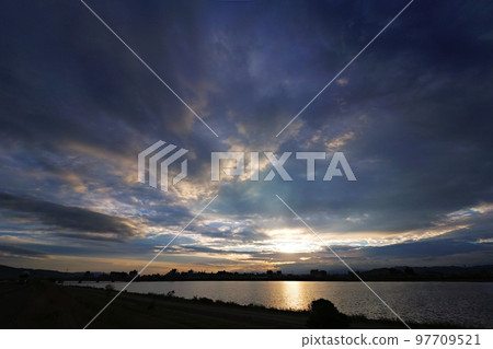 初冬早晨的天空，有各種雲，超廣角，主要是天空，221113am 97709521