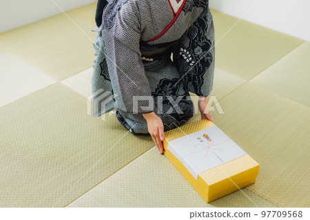 A Japanese-style room with a black tie-dye A Japanese-style room with a black tie-dye 97709568