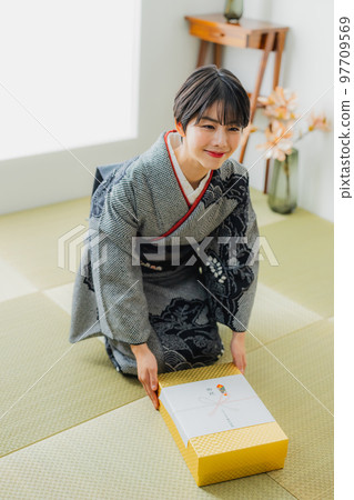 A Japanese-style room with a black tie-dye A Japanese-style room with a black tie-dye 97709569