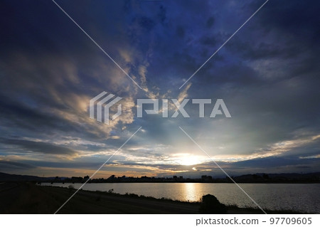 初冬早晨的天空，有各種雲，超廣角，主要是天空，221113am 97709605