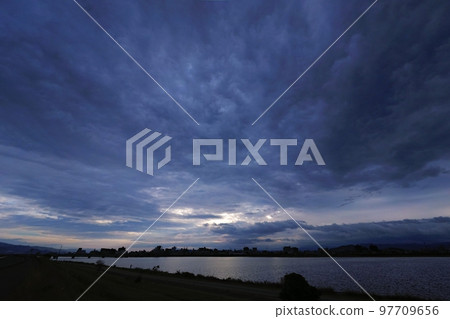 Early winter morning sky that changed from clear to cloudy, super wide angle, mainly sky, 221113am 97709656