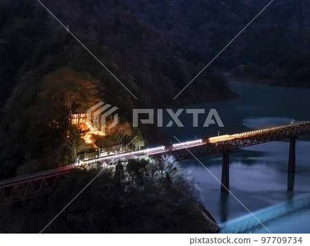 The Starry Sky Train on the Oigawa Railway's Ikawa Line, which operates only in winter, stops at Okuoi Kojo Station. 97709734