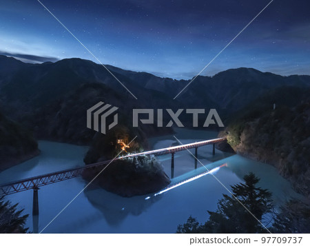 僅在冬季運行的大井川鐵道井川線星空列車在奧井古城站停靠。 97709737