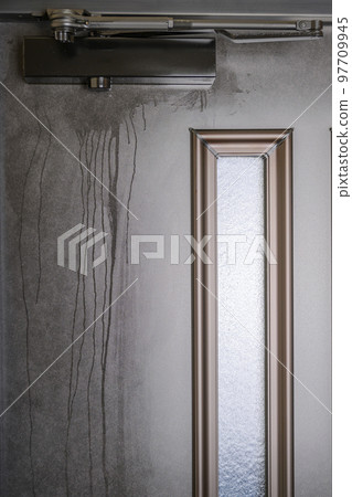 oil leaking door closer oil leaking door closer 97709945