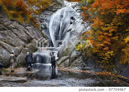 Momondo Waterfall 97709967