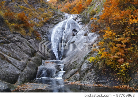 Momondo Waterfall 97709968