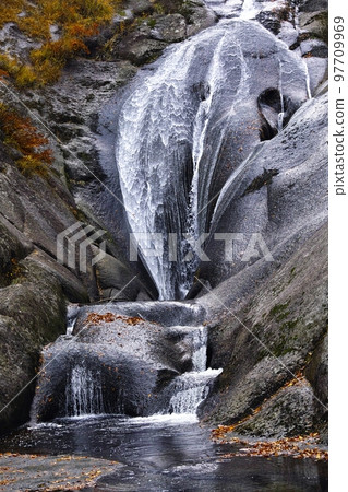 Momondo Waterfall 97709969