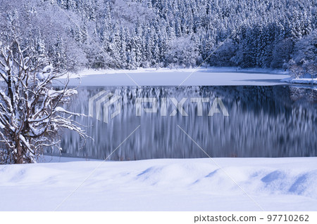 The lakeside of the first snow, the scenery of early winter 97710262