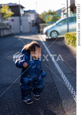 嬰兒散步蹣跚學步 嬰兒散步蹣跚學步 97710517