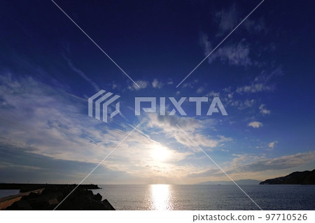 午後清爽的藍天和海岸，冬天，超廣角，主要是天空，221031pm 97710526