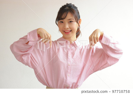 指向下方 2 的年輕女子 97710758