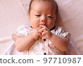 3個月大的嬰兒看著他的手 97710987