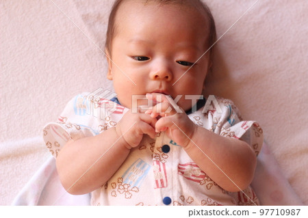 3個月大的嬰兒看著他的手 97710987