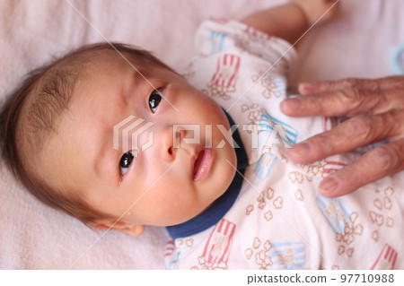 三個月大的寶寶含淚看著媽媽 三個月大的寶寶含淚看著媽媽 97710988