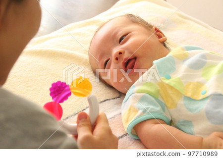3個月大的嬰兒對媽媽微笑 3個月大的嬰兒對媽媽微笑 97710989