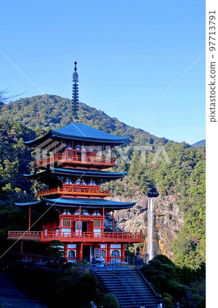 三層塔和那智瀑布(和歌山縣那智勝浦町) 三層塔和那智瀑布(和歌山縣那智勝浦町) 97713791