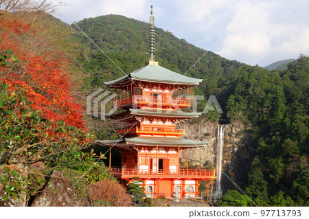 Three-storied pagoda and Nachi Falls (Nachikatsuura Town, Wakayama Prefecture) Three-storied pagoda and Nachi Falls (Nachikatsuura Town, Wakayama Prefecture) 97713793