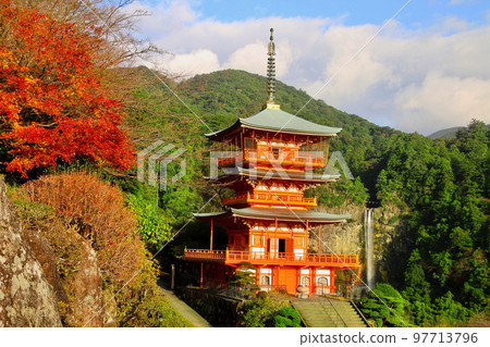 Three-storied pagoda and Nachi Falls (Nachikatsuura Town, Wakayama Prefecture) 97713796