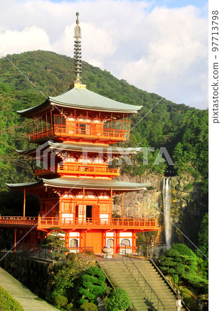 Three-storied pagoda and Nachi Falls (Nachikatsuura Town, Wakayama Prefecture) 97713798