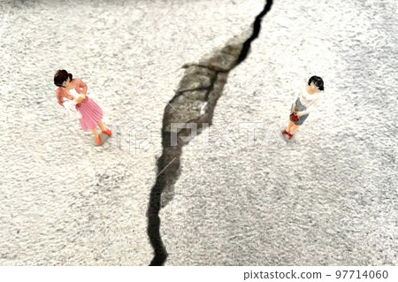 A woman who is on bad terms after quarreling Two people with a difference 97714060