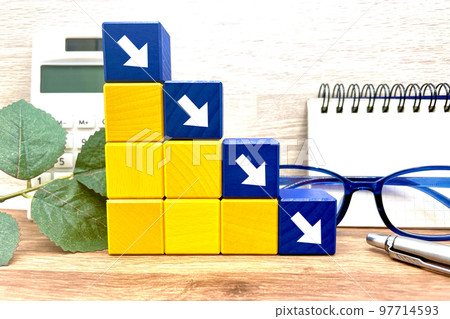 逐漸下降的箭頭向下或向下 97714593