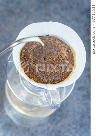 咖啡手衝咖啡HARIO V60萃取鳥瞰圖 咖啡手衝咖啡HARIO V60萃取鳥瞰圖 97715531