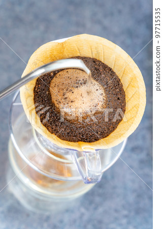 咖啡手衝咖啡HARIO V60萃取鳥瞰圖 97715535