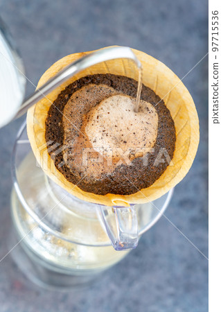 咖啡手衝咖啡HARIO V60萃取鳥瞰圖 97715536