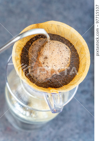 咖啡手衝咖啡HARIO V60萃取鳥瞰圖 咖啡手衝咖啡HARIO V60萃取鳥瞰圖 97715537