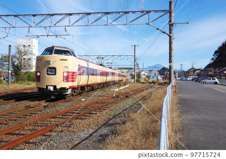 Limited Express Yakumo (revival formation) passing through JR Arashima Station Limited Express Yakumo (revival formation) passing through JR Arashima Station 97715724
