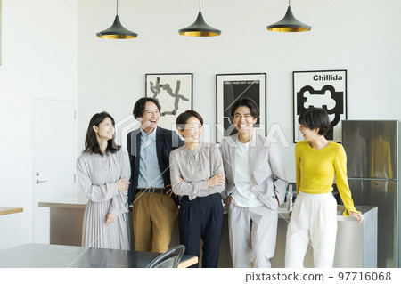 五男一女在辦公室排隊 97716068