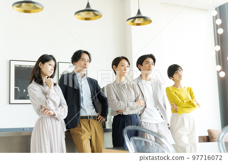 五男一女在辦公室排隊 97716072