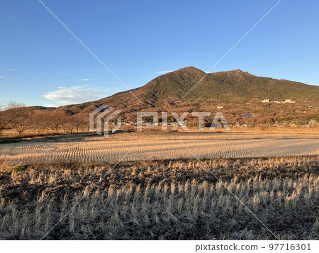 從不同角度拍攝的被夕陽染成紅色的筑波山和稻田 97716301