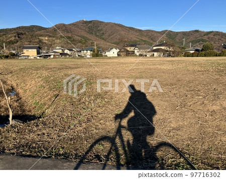 Cycling along Tsukuba Rinrin Road: Afternoon scenery painted with shadows 97716302