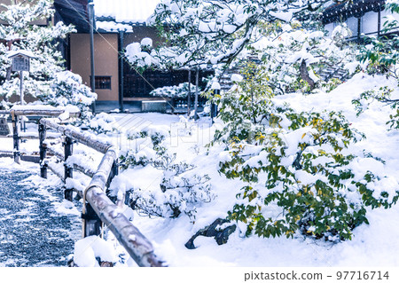 有雪風景的日本庭院 有雪風景的日本庭院 97716714