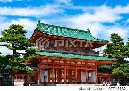 京都府京都市左京區平安神宮 Blue Summer Sky 和 Otenmon Gate 2 97717182