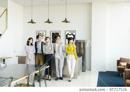 五男一女在室內一字排開 97717520