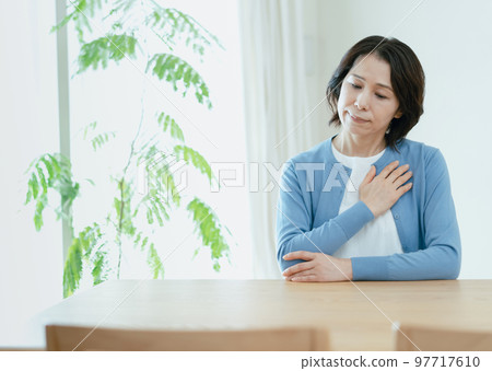 Middle woman who feels sick 97717610