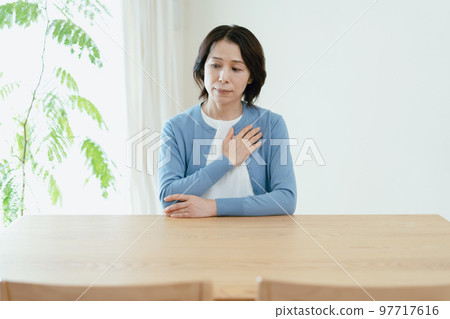 感到噁心的中間女人 97717616