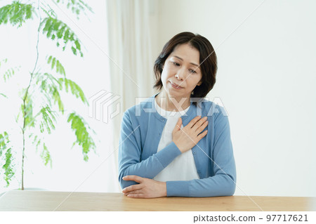 感到噁心的中間女人 97717621