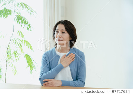 感到噁心的中間女人 97717624