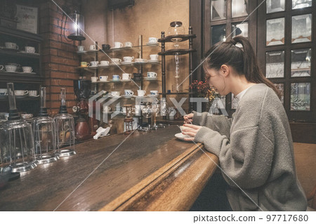 一個女人在咖啡店休息 一個女人在咖啡店休息 97717680