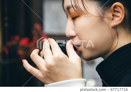 一位女士在上班途中在咖啡店休息 97717716