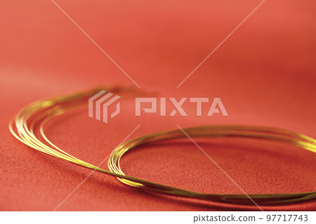 紅色縐紋日本布上的金水引 日本吉祥事件的形象 紅色縐紋日本布上的金水引 日本吉祥事件的形象 97717743